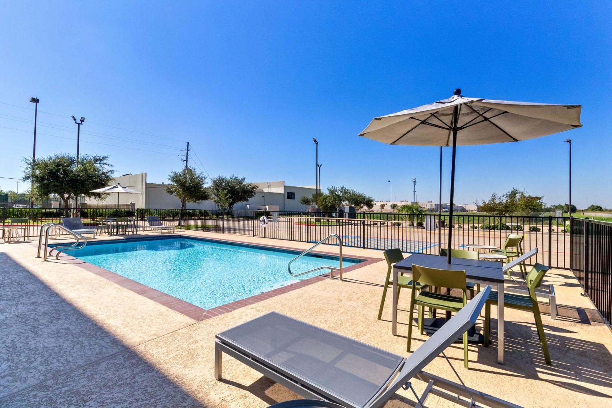 Spark By Hilton Pearland Exterior photo