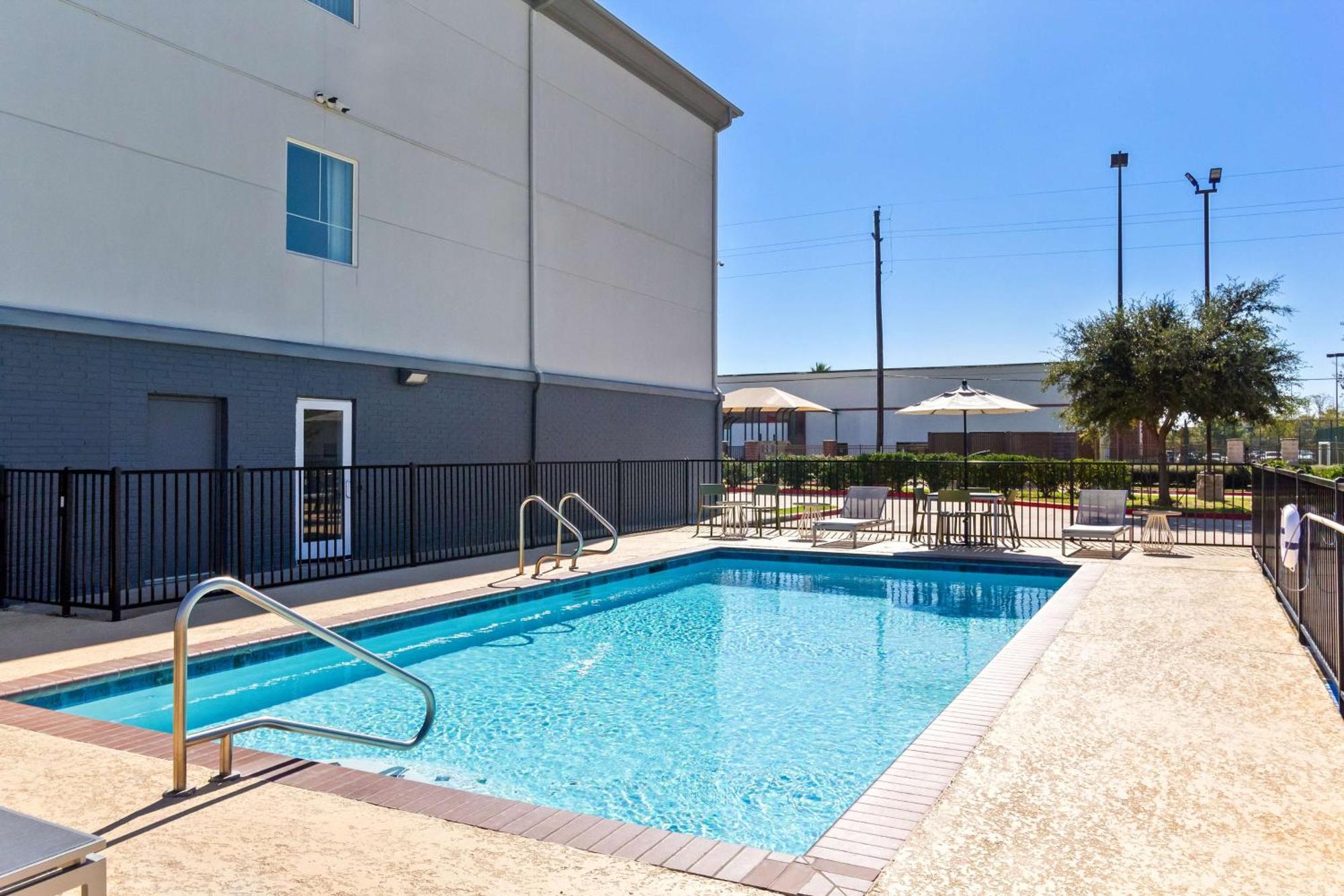 Spark By Hilton Pearland Exterior photo